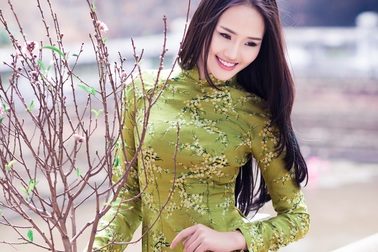 Siêu mẫu Lâm Thùy Anh khoe sắc với xuân miền Bắc