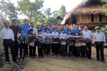 Tặng quà HS tộc người Đan Lai dịp đầu năm học mới