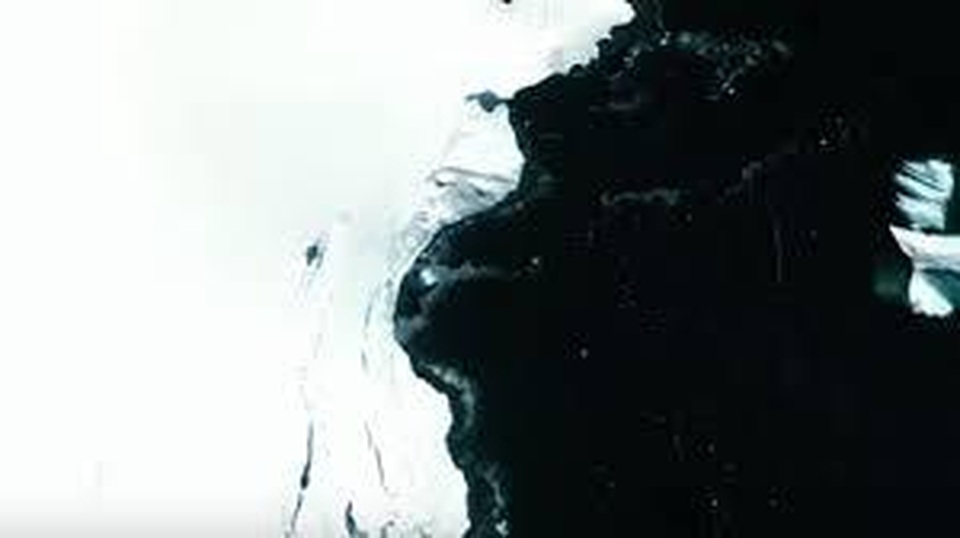 Vật thể bí ẩn giống UFO bị mắc kẹt ở Nam Cực - 1 Vật thể bí ẩn giống UFO bị mắc kẹt ở Nam Cực - 1