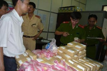 Bắt vụ vận chuyển 464.000 viên ma tuý tổng hợp