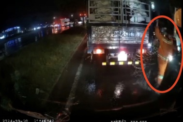 CSGT tước bằng lái của tài xế xe rác đập gương chiếu hậu taxi ở TPHCM