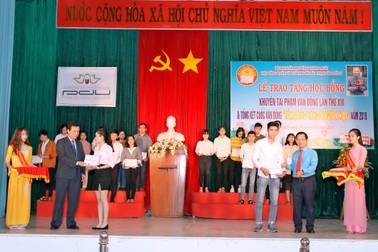Quảng Ngãi: Trao học bổng khuyến tài Phạm Văn Đồng đến 278 sinh viên