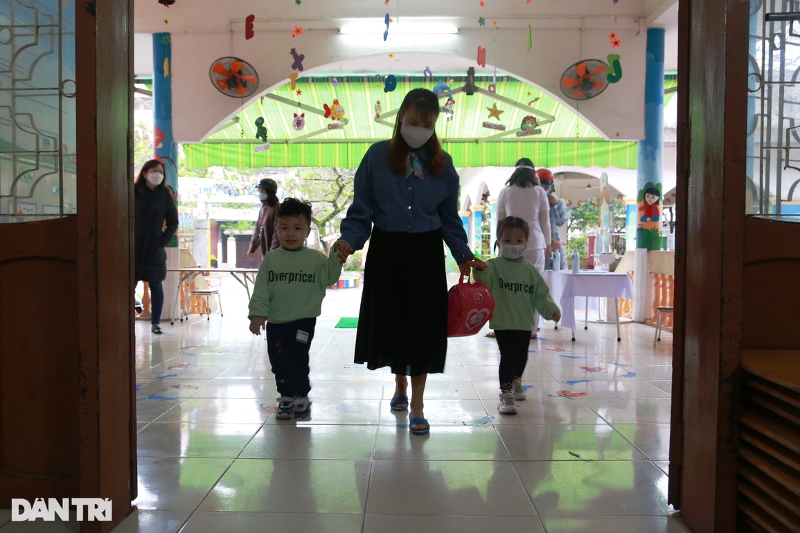 Vượt bão Covid-19, trẻ Mầm non ngày đầu trở lại trường học tập - 9