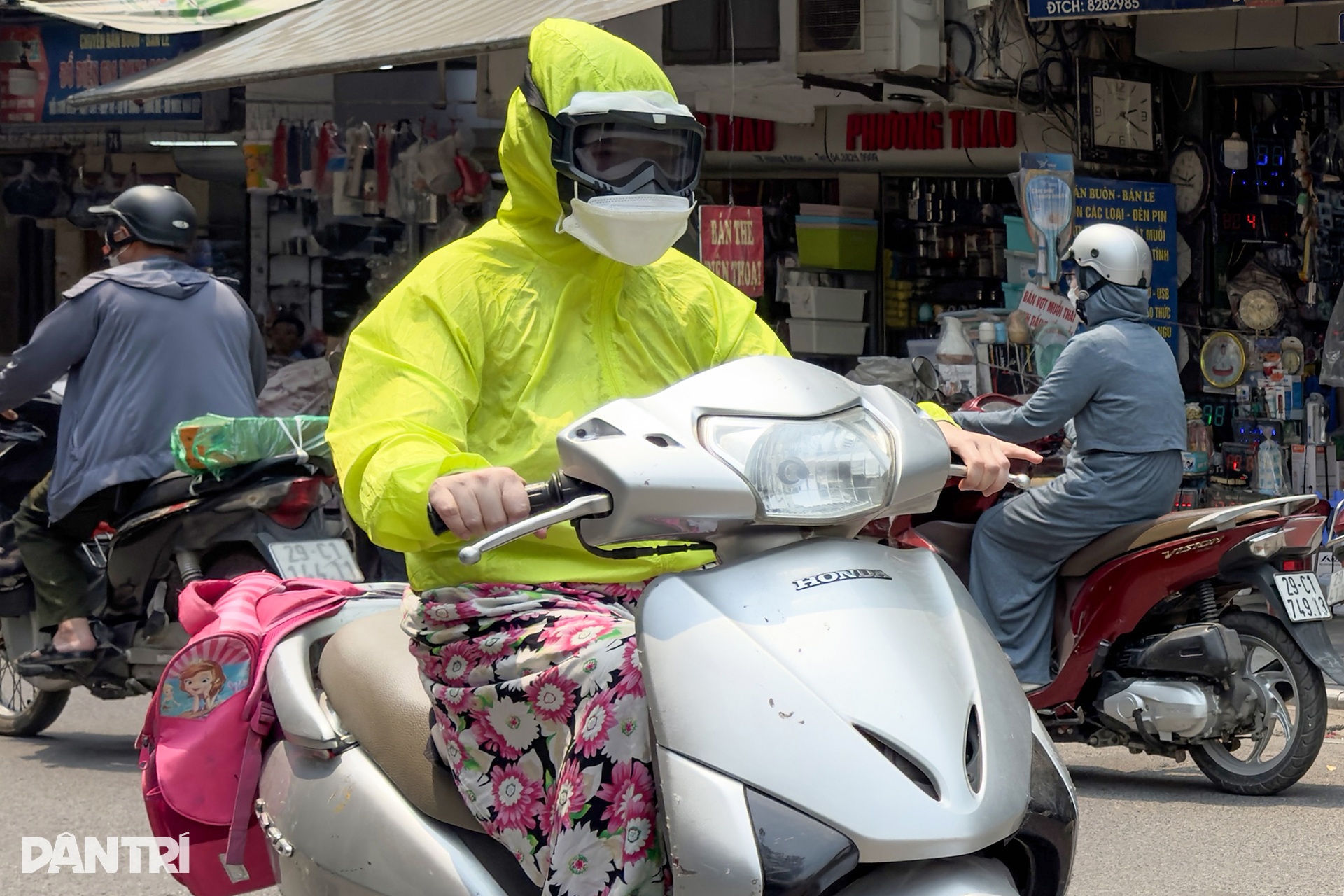 Nắng nóng đầu hè ở Hà Nội: Người dân ra đường kín mít như ninja - 10 Nắng nóng đầu hè ở Hà Nội: Người dân ra đường kín mít như ninja - 10