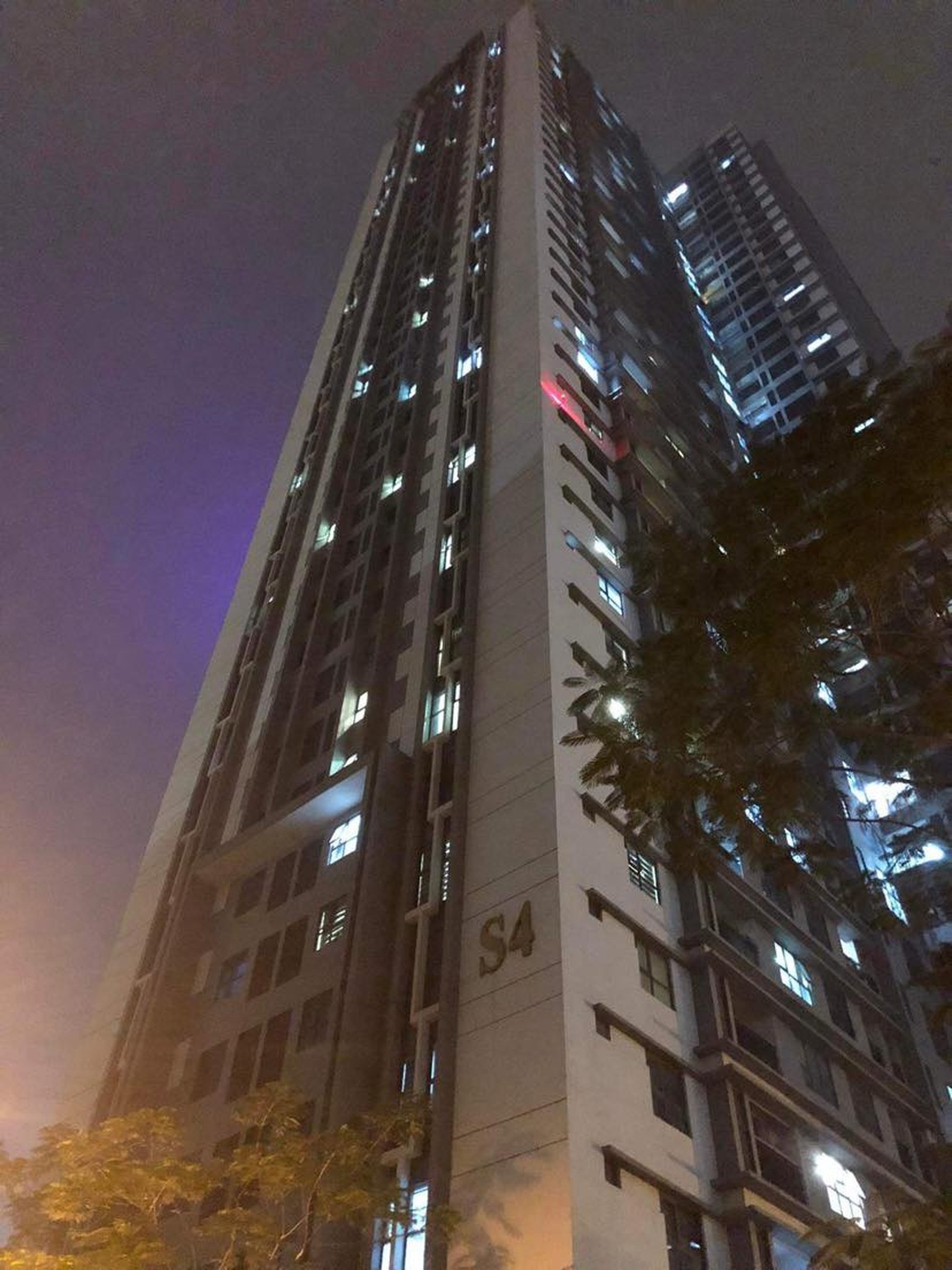 Bé trai rơi từ tầng cao chung cư ở Hà Nội xuống đất tử vong - 2 Bé trai rơi từ tầng cao chung cư ở Hà Nội xuống đất tử vong - 2