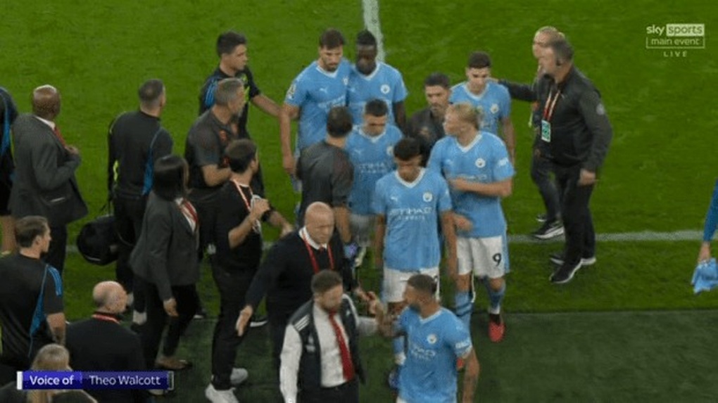 Haaland xô xát với ban huấn luyện Arsenal sau trận thua của Man City - 2 Haaland xô xát với ban huấn luyện Arsenal sau trận thua của Man City - 2