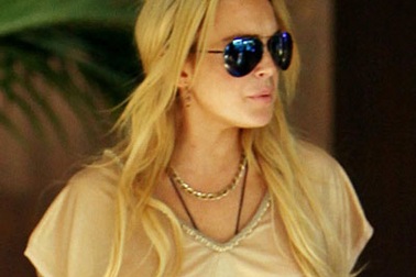 Lindsay Lohan lái xe đâm vào nôi em bé