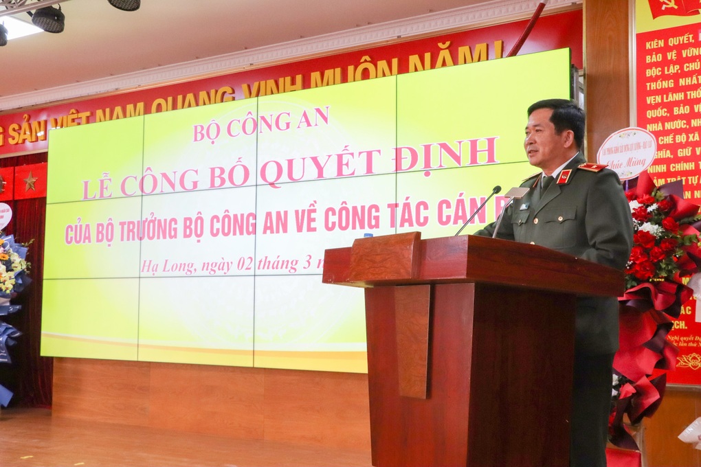 Thiếu tướng Đinh Văn Nơi trao quyết định bổ nhiệm phó giám đốc công an tỉnh - 2 Thiếu tướng Đinh Văn Nơi trao quyết định bổ nhiệm phó giám đốc công an tỉnh - 2