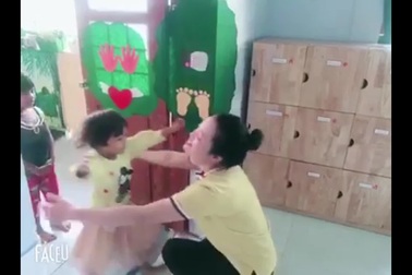 Cô giáo mầm non vùng cao đón trẻ đầy yêu thương