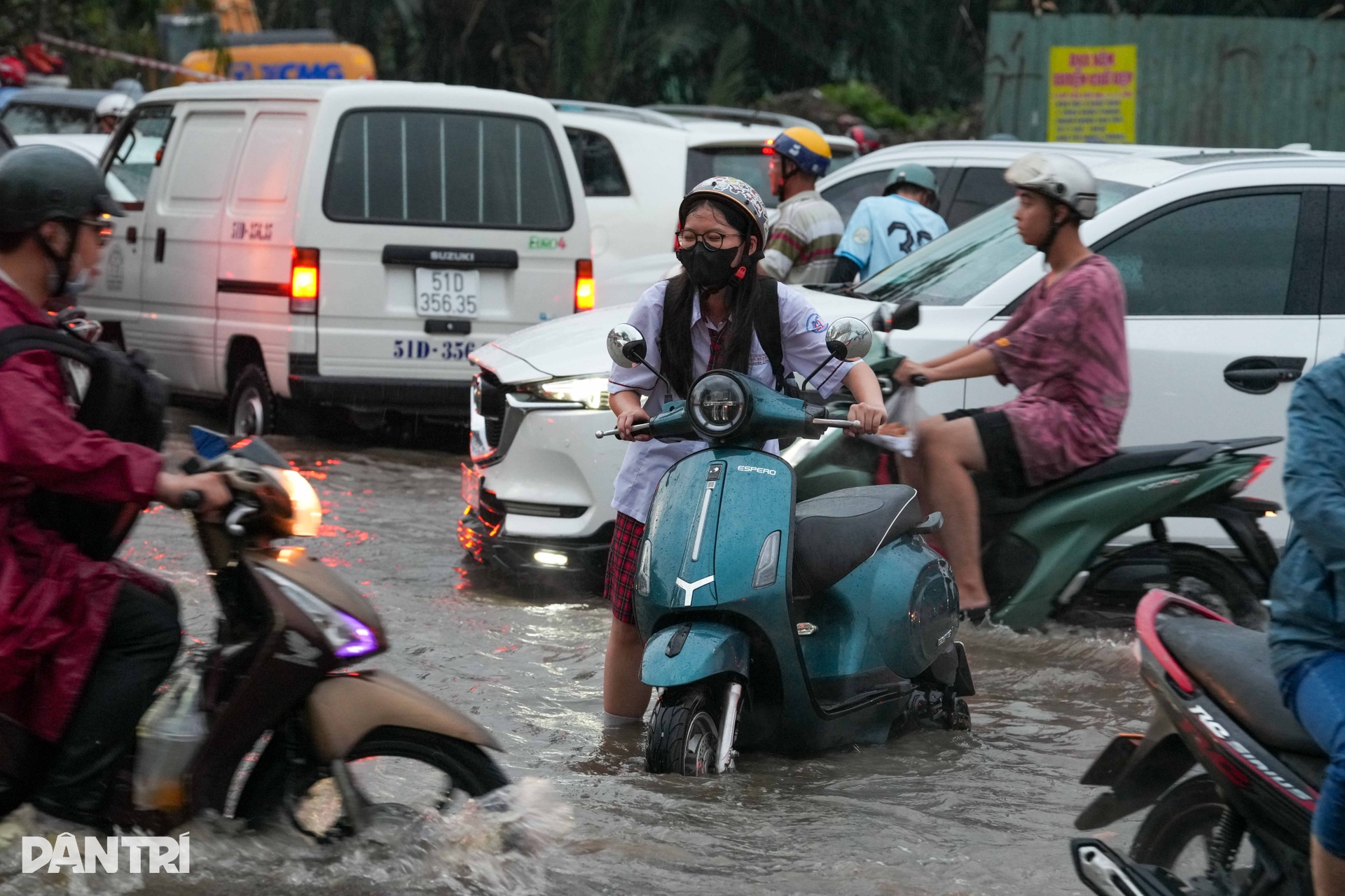 Cụ bà bì bõm dắt xe về nhà trong đêm ngập do triều cường ở TPHCM - 10
