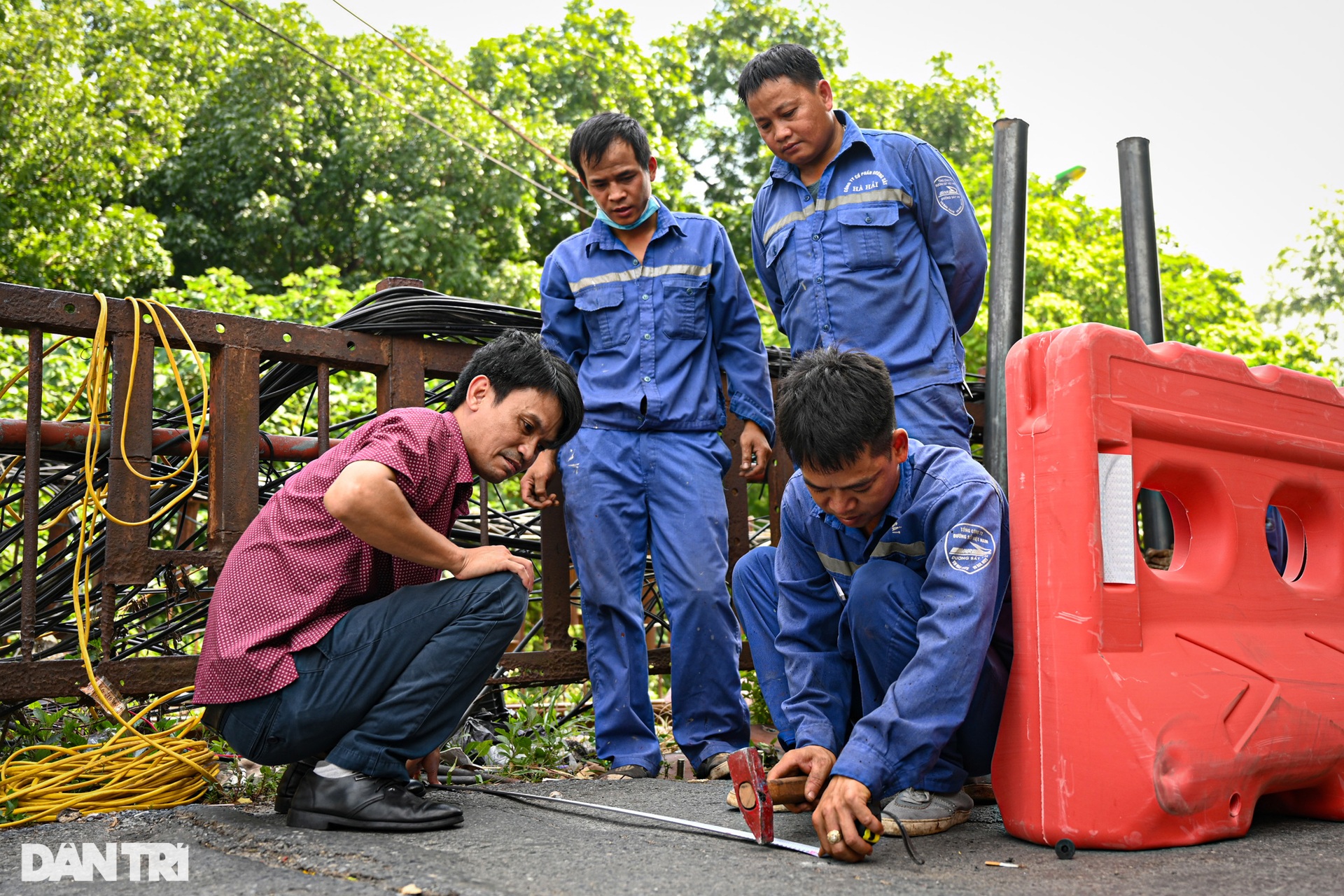 Cầu Long Biên dựng rào chắn lối lên, xe ôtô và ba gác buộc phải đầu hàng - 7 Cầu Long Biên dựng rào chắn lối lên, xe ôtô và ba gác buộc phải đầu hàng - 7