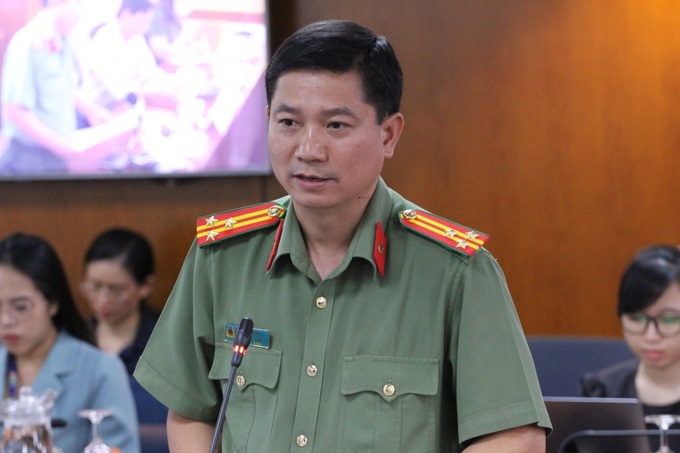 Thượng tá Lê Mạnh Hà, Phó Phòng Tham mưu Công an TP.HCM nêu các biện pháp bảo vệ và xử lý tình trạng tiết lộ thông tin cá nhân, mua bán thông tin cá nhân tràn lan trên mạng. (Ảnh: Thành Nhân).
