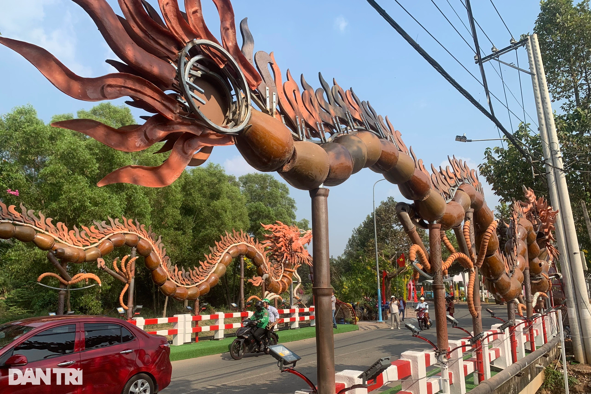 Hai linh vật rồng làm từ những chiếc lu gây sốt mạng xã hội ở Bình Dương - 5 Hai linh vật rồng làm từ những chiếc lu gây sốt mạng xã hội ở Bình Dương - 5