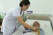 Bé trai 7 tuổi bị kẹp cổ vào cửa cuốn dẫn đến ngừng tuần hoàn