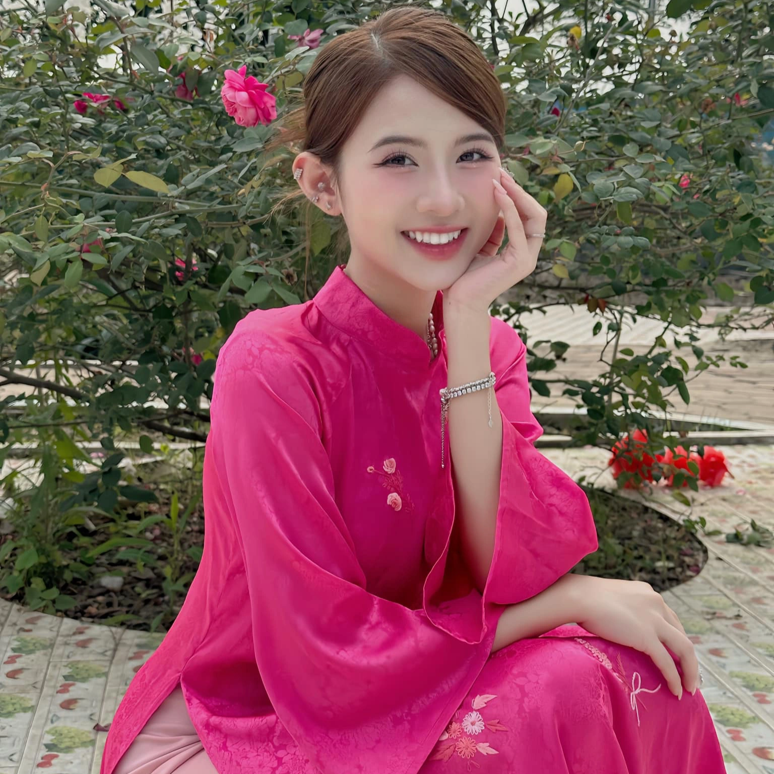 View - Từ hot girl nổi tiếng trên mạng một thời đến nàng thơ trong phim giờ vàng | Báo Dân trí