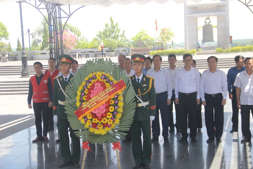 Phó Thủ tướng Chính phủ, Bộ trưởng Bộ LĐ-TBXH tri ân các anh hùng, liệt sĩ - 2 Phó Thủ tướng Chính phủ, Bộ trưởng Bộ LĐ-TBXH tri ân các anh hùng, liệt sĩ - 2
