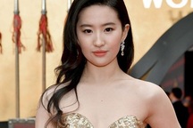 Nhan sắc gây tranh cãi của Lưu Diệc Phi trong ngày công chiếu “Mộc Lan”