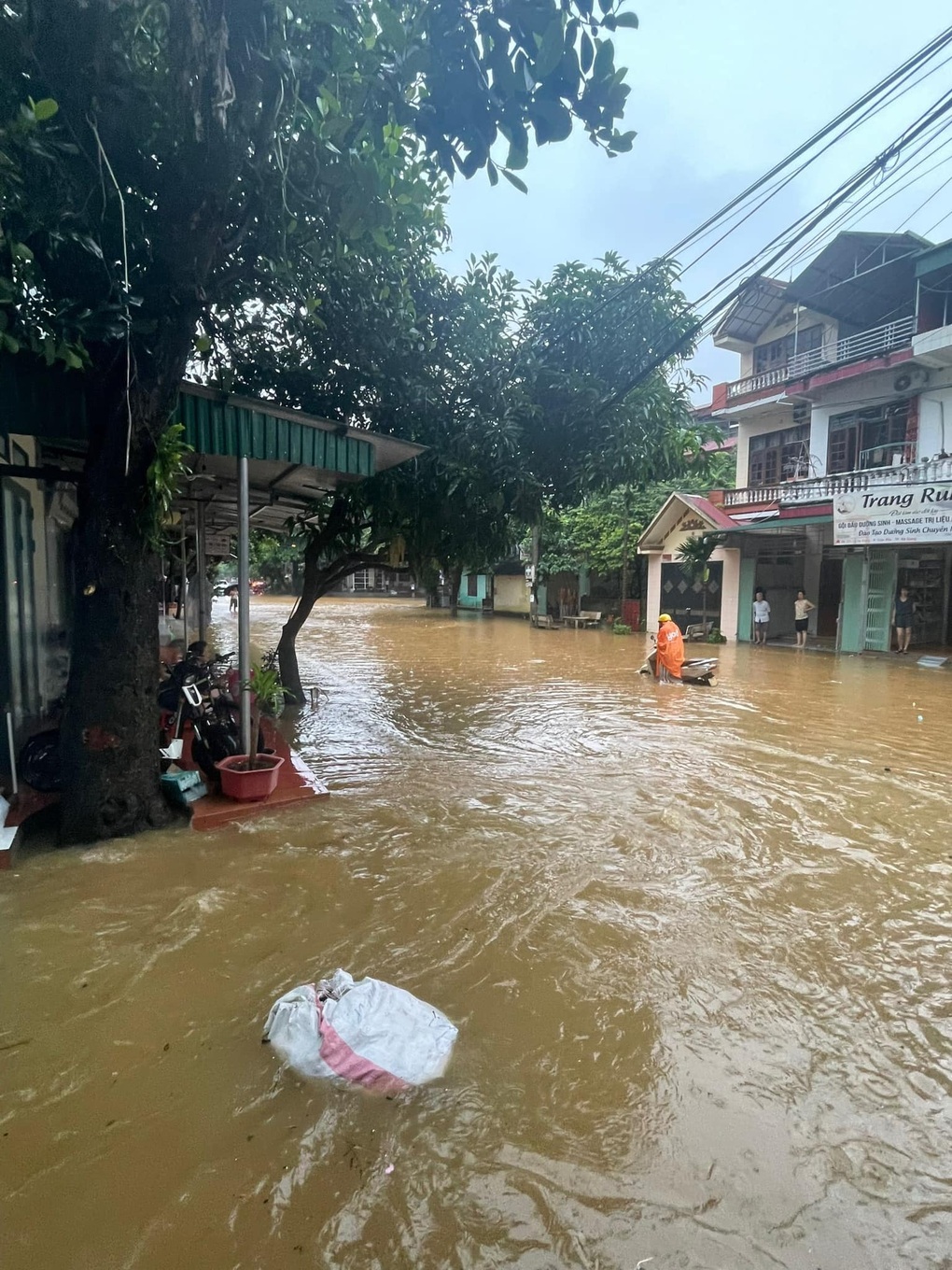 Mưa lớn gây ngập ở TP Hà Giang - 2 Mưa lớn gây ngập ở TP Hà Giang - 2