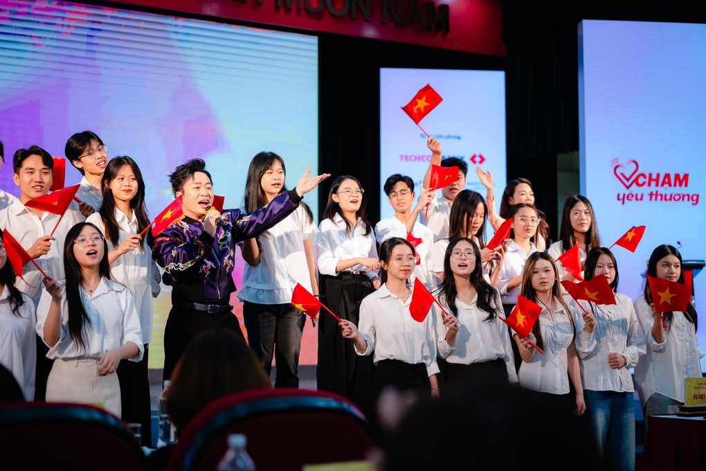 Ra mắt quỹ từ thiện Chạm Yêu Thương: Chạm yêu thương, gieo mầm hạnh phúc - 5 Ra mắt quỹ từ thiện Chạm Yêu Thương: Chạm yêu thương, gieo mầm hạnh phúc - 5