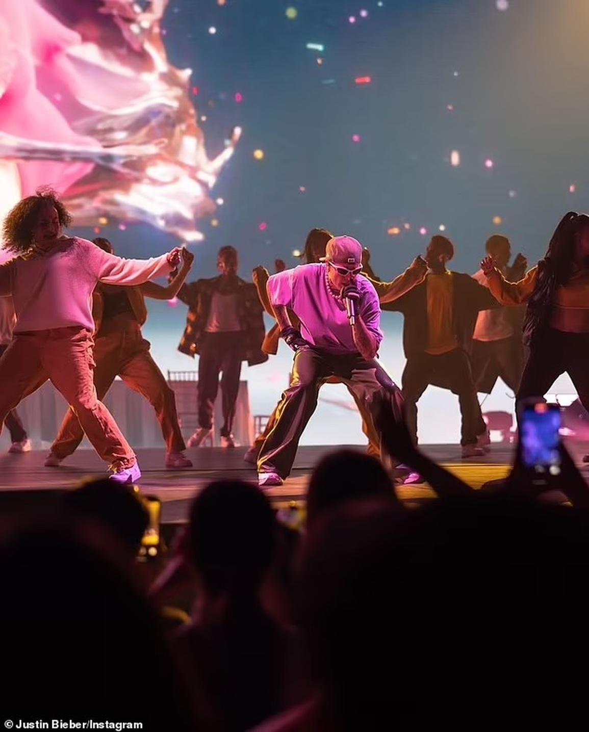 Justin Bieber hủy show vì bị liệt nửa mặt: Vận đen tới tấp ập đến! - 2 Justin Bieber hủy show vì bị liệt nửa mặt: Vận đen tới tấp ập đến! - 2
