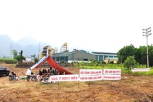 Dân dựng lều ngày đêm "canh" nhà máy nghi xả thải gây ô nhiễm