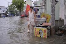 Đường biến thành sông, nhiều hàng quán ở TPHCM phải đóng cửa