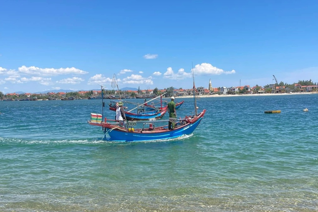 Huy động nhiều thuyền đánh cá tìm kiếm học sinh mất tích - 1 Huy động nhiều thuyền đánh cá tìm kiếm học sinh mất tích - 1