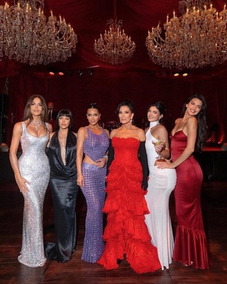 Giới siêu giàu, ngôi sao hạng A Hollywood đổ bộ bữa tiệc nhà Kardashian - 4