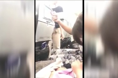 Gia đình 7 người phải rời khỏi máy bay vì bé 2 tuổi không đeo khẩu trang