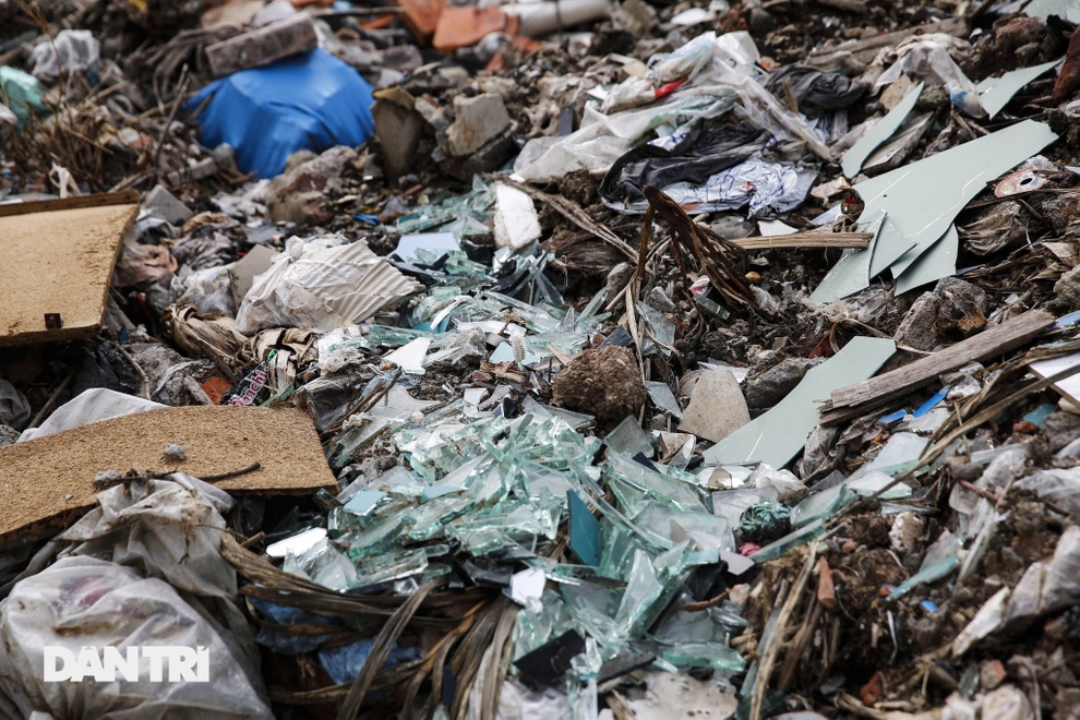 Xuất hiện núi rác tự phát, nghi bị đổ trộm tại ngoại thành Hà Nội - 4