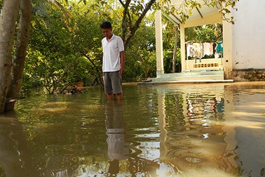 Hàng trăm hộ dân vẫn "bì bõm" trong nước