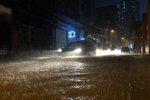 Hà Nội: Phố "chìm" trong nước sau trận mưa lớn kéo dài