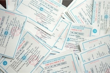 Con có thể dùng chung BHYT cấp cho hộ nghèo của bố?