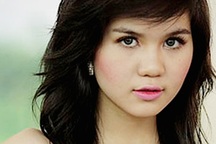 Ngọc Trinh bật khóc khi bị độc giả phản đối dữ dội