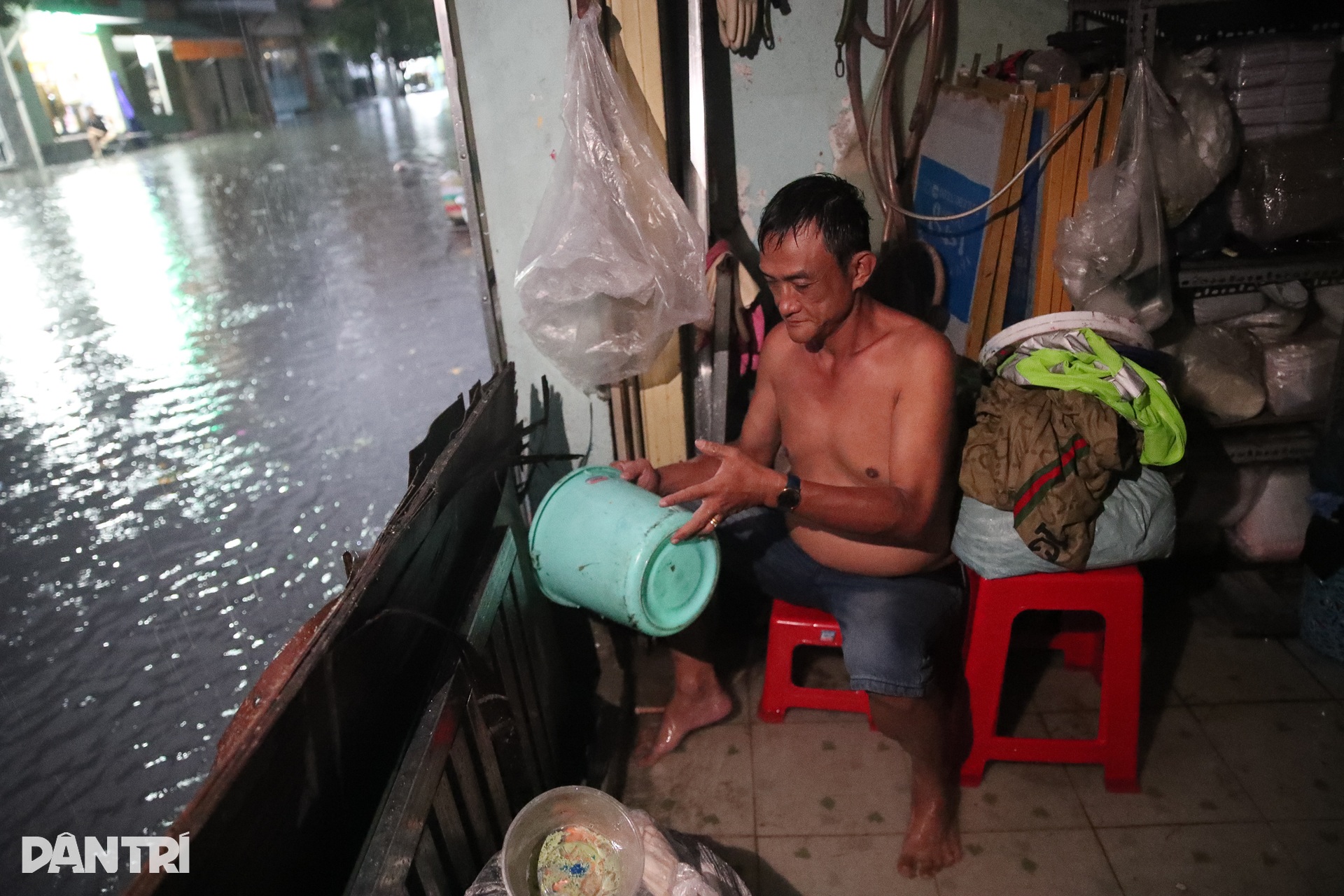 Mưa lớn, đường xá ngập nặng, nắp cống bung khắp nơi ở TP Thủ Đức - 8 Mưa lớn, đường xá ngập nặng, nắp cống bung khắp nơi ở TP Thủ Đức - 8