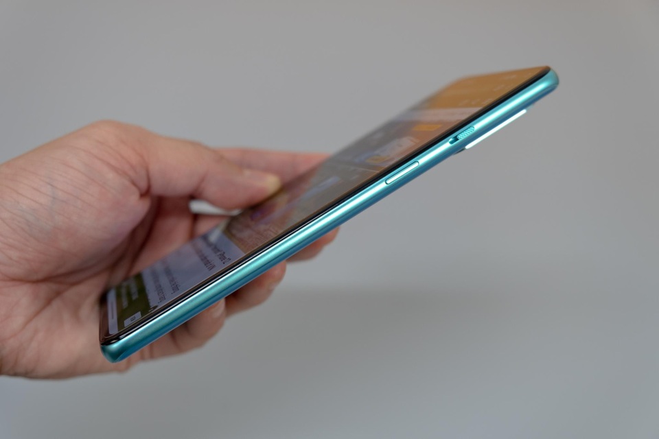 Trên tay OnePlus 8T 5G: chip Snapdragon 865, RAM 12GB, sạc nhanh 65W - 2 Trên tay OnePlus 8T 5G: chip Snapdragon 865, RAM 12GB, sạc nhanh 65W - 2