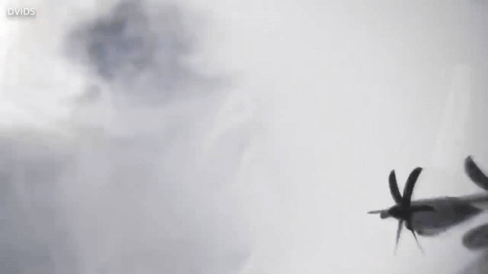 Cảnh thợ săn bão bay thẳng vào tâm bão có sức gió 280km/h mạnh nhất năm nay - 1