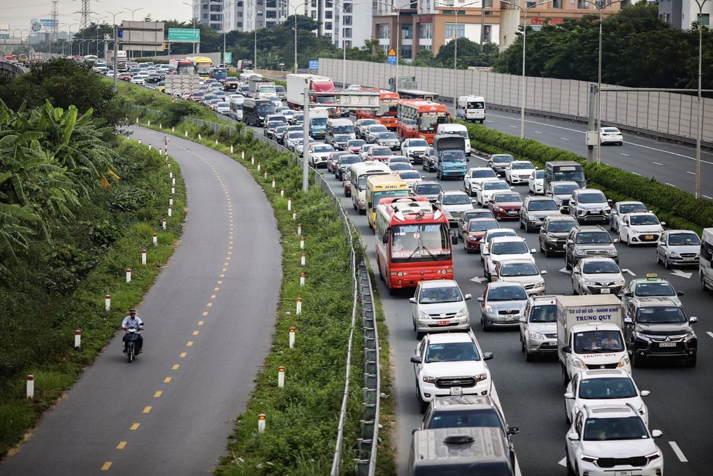Thủ tướng: Quyết tâm xây dựng 2 tuyến cao tốc chiến lược dài hơn 200 km - 2 Thủ tướng: Quyết tâm xây dựng 2 tuyến cao tốc chiến lược dài hơn 200 km - 2