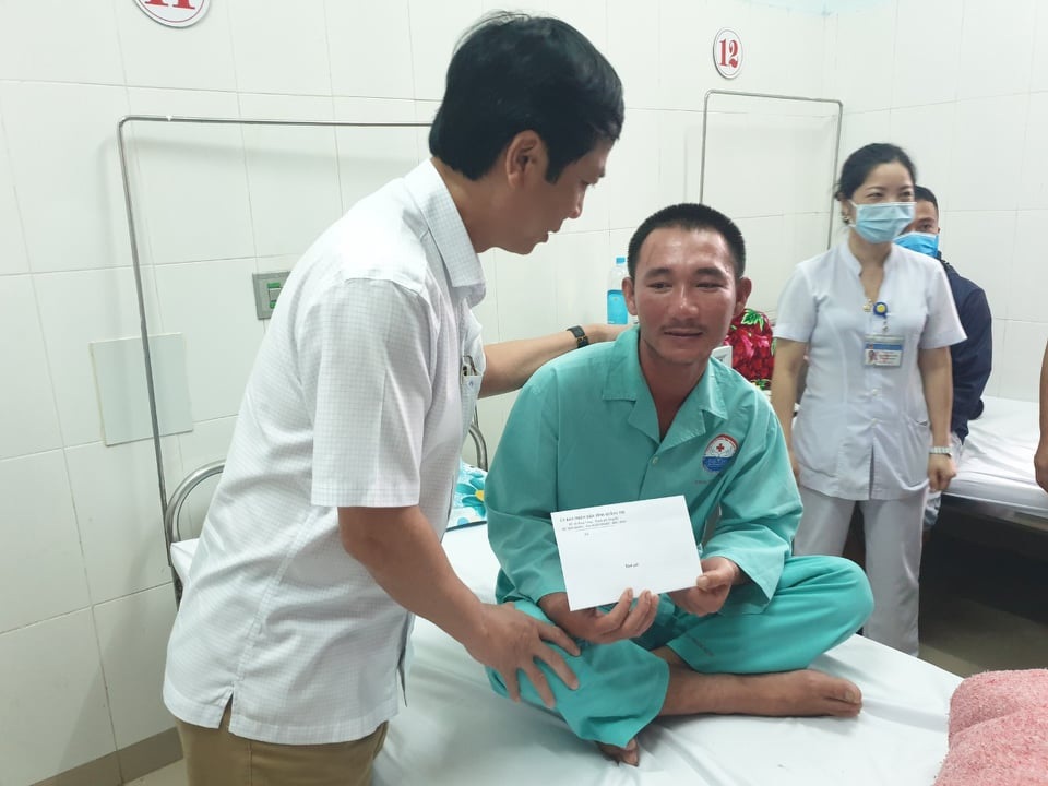 Thuyền viên thoát chết kể lại việc 3 ngày ôm mui tàu, vật lộn với sóng dữ - 3 Thuyền viên thoát chết kể lại việc 3 ngày ôm mui tàu, vật lộn với sóng dữ - 3