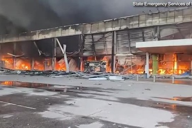 Trung tâm thương mại Ukraine cháy rụi sau đòn tấn công tên lửa