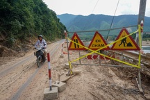 Sát Tết, đường vẫn ngổn ngang sau trận mưa lịch sử