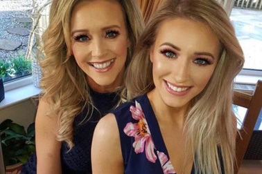 Cùng thi hoa hậu, mẹ 55 và con 24 tuổi gây bão mạng vì quá giống sinh đôi