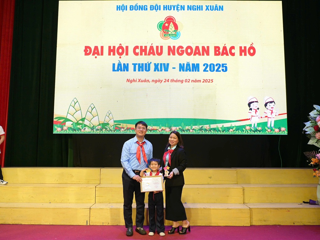 Nam sinh lớp 5 bị bệnh tim, dị tật hai tay, hát dân ca gây bão mạng - 2 Nam sinh lớp 5 bị bệnh tim, dị tật hai tay, hát dân ca gây bão mạng - 2