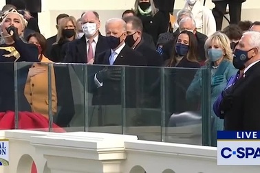 Phục trang của Lady Gaga khi biểu diễn tại lễ nhậm chức Tổng thống Mỹ