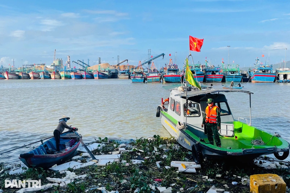 Hỗ trợ tiền cho người dân sơ tán tránh bão Kalmaegi - 3