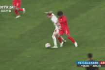Đạp vào người cầu thủ U22 Việt Nam, tiền đạo Trung Quốc gây tranh cãi lớn