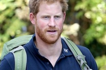 Hoàng tử Anh gây sốt khi lao vào giải cứu cá sấu châu Phi