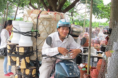 Lặng lẽ chợ gốm ven sông Hồng