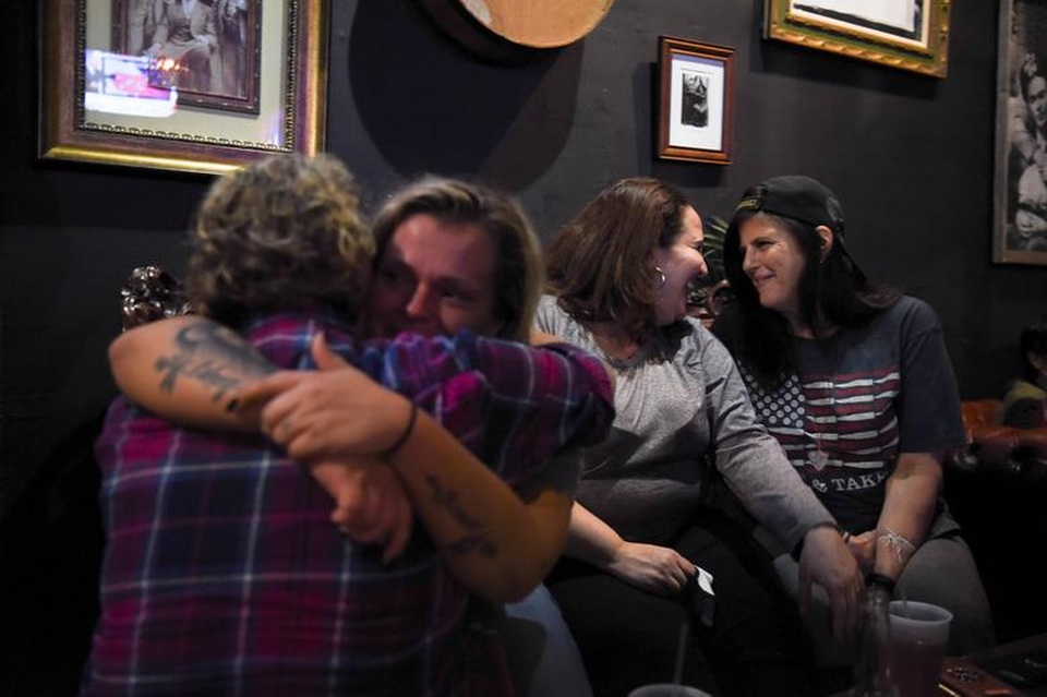 Bầu cử gay cấn, người Mỹ thâu đêm chờ kết quả - 2