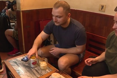 Khách nước ngoài “mê mẩn” món cafe trứng độc lạ ở Việt Nam